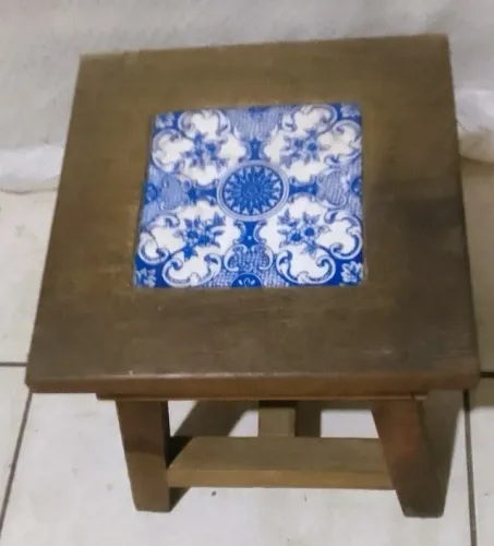 Antigo banquinho madeira com azulejo portugês decorativo dos anos 70*