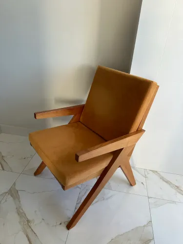 Poltrona em Madeira Maciça Estilo Contemporâneo - Como Nova
