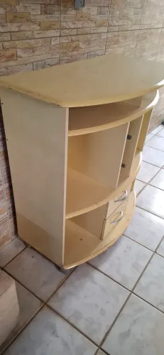 Vendo uma escrivaninha cor bege em excelente estado de uso é usado