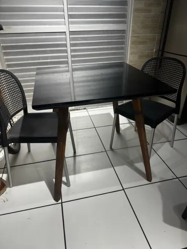 Mesa de madeira maciça + 4 cadeiras / aceito cartão