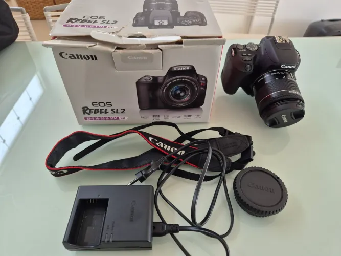 Camera SL2 COM POUCOS CLIQUES. Praticamente nova.
