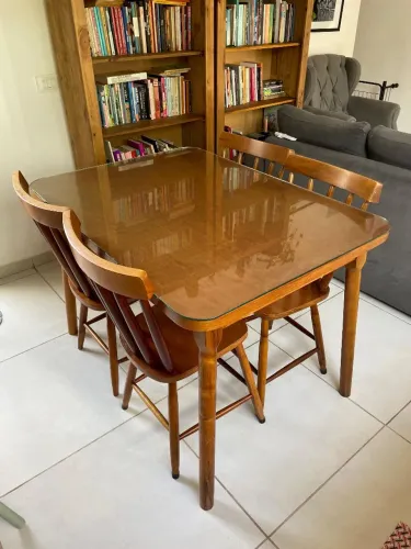 Mesa quatro cadeiras de Imbuia com tampo de vidro