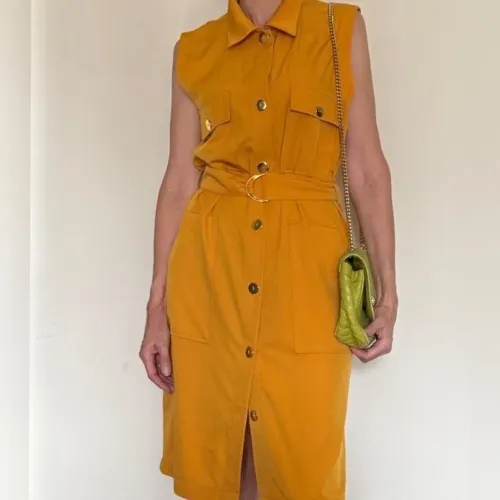 Vestido com lapela sem manga