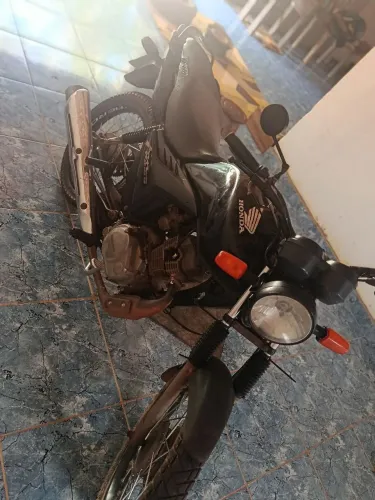 Vendo moto Honda CG125 (2010) em ótimo estado, legalizada e sem multas