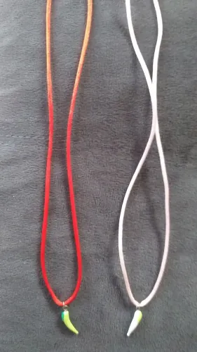 36 colarjinho com pingente de pimenta bom acabamento bom para quem revende por apenas 100 