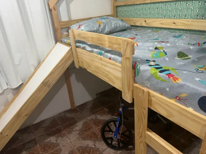 Cama infantil com escorregador