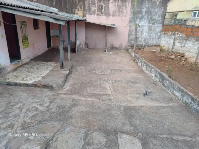 Jardim Santa Catarina - Casa com 01 quarto, área de serviço e 02 vagas de garagem.