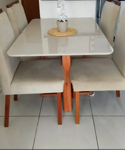Mesa de 4 cadeira seminovos