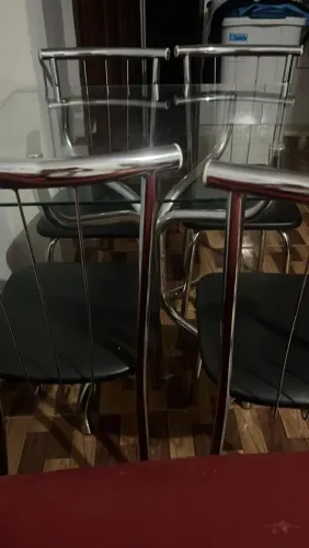 Estou vendendo uma mesa com 4 cadeiras , top?
