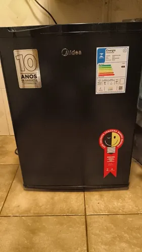Frigobar Midea 67 litros Black Edition