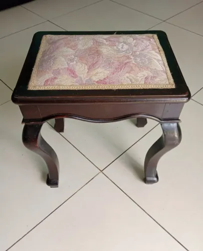 Antiga e delicada banqueta francesa estilo Chipandelle