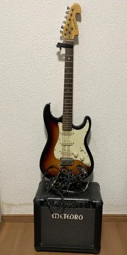 Guitarra Memphis by Tagima anos 2000 + Amplificador Meteoro