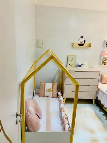 Vende-se cama montessoriana com colchão semi novos