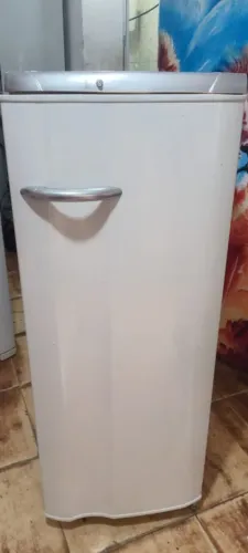  geladeira por 689 reais  Eletrolux tudo funcionando 