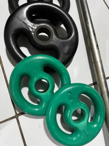 Kit com 4 anilhas , sendo duas de 5kg e duas de 2kg, com uma barra