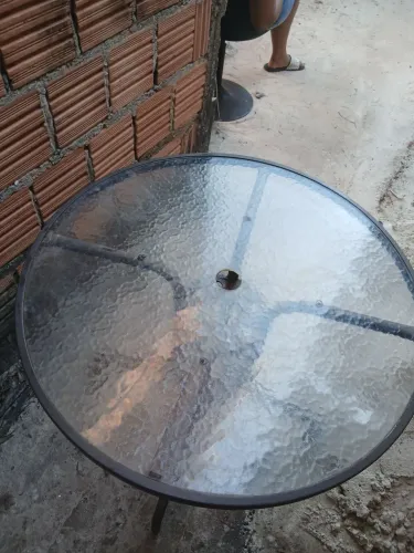 Vendo mesa redonda em ótimas condições de uso 80 metrô d largura por 62 de altura,