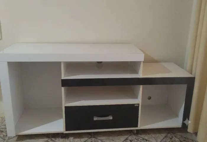 Rack para TV Compacto Bicolor (Branco/Preto) com Rodinhas e Gaveta