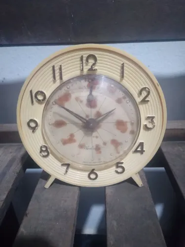 Antigo relógio de mesa westclox retrô