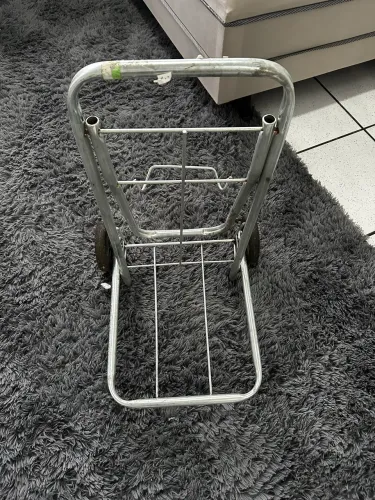 Carrinho de compras com saco gigante
