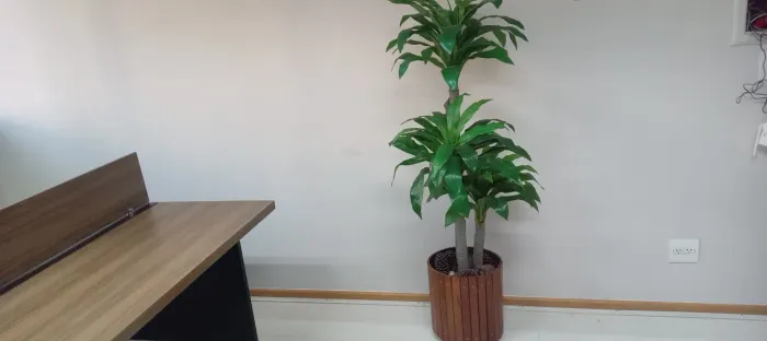 PLANTA ARTIFICIAL COM VAZO EM MADEIRA E DECORAÇÕES