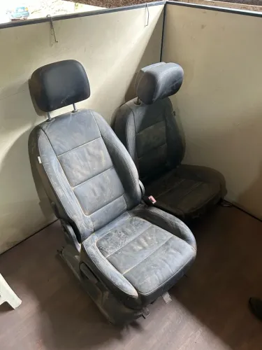 PAR DE BANCOS DIANTEIROS AUTOMOTIVOS EM COURO - R$ 1.300,00