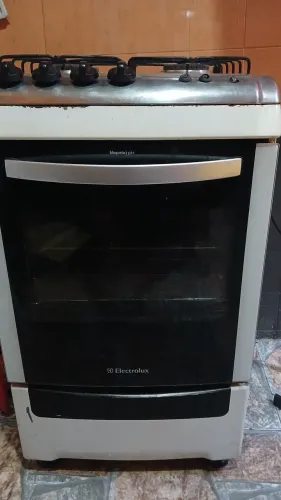 Vendo fogão  Electrolux 4 bocas todas funcionando .O pino do forno está quebrado precisa s