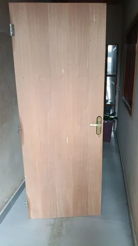 Folha de porta com dobradiças e fechaduras....2,10x82