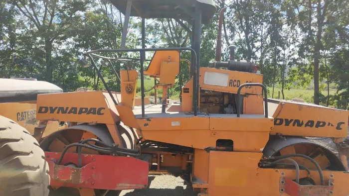 Rolo cc21 compactador de terra dinapac