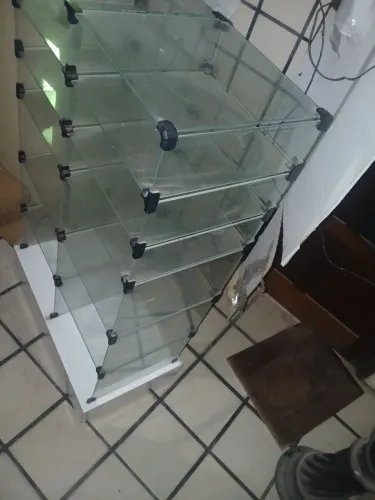 Balcão de vidro com prateleiras de vidros