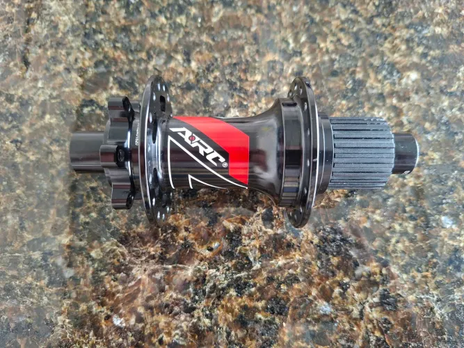 Cubo Arc MT009 Micro spline. Boost. 32 furos.