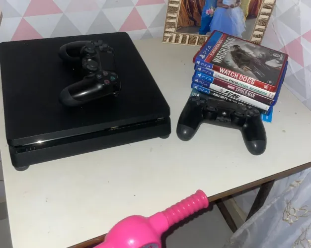 Vendo ps4 , usado 7meses de uso comprei na loja,preço a negociar, passo cartão .
