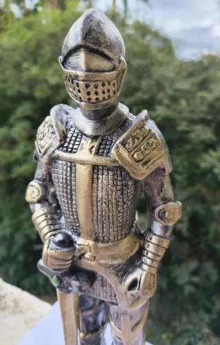 Estátua Medieval Com Espada 