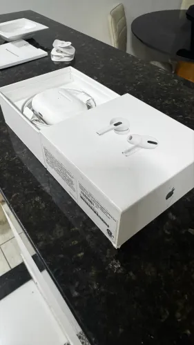 AirPods Pro (geração 1) com caixa e nota