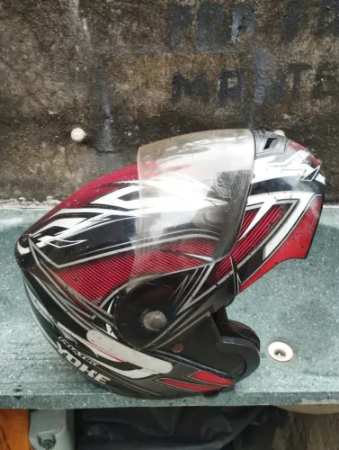 Vendo capacete tamanho 58 50 reais.