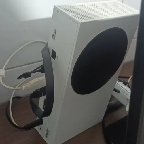 XBOX SERIES S 512G SSD+CONTROLE ORIGINAL, COM DRIFT NO ANALOGICO ESQUERDO, COM A CAIXA.