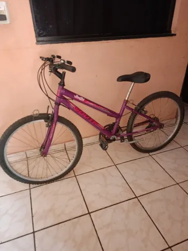 BICICLETA LILÁS COM MARCHA