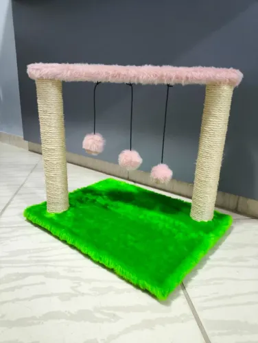 Arranhador mais brinquedo para gatos 