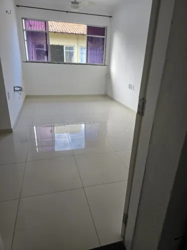 Apartamento na Av. Francisco Sá com 2 quartos. Ótimo estado.