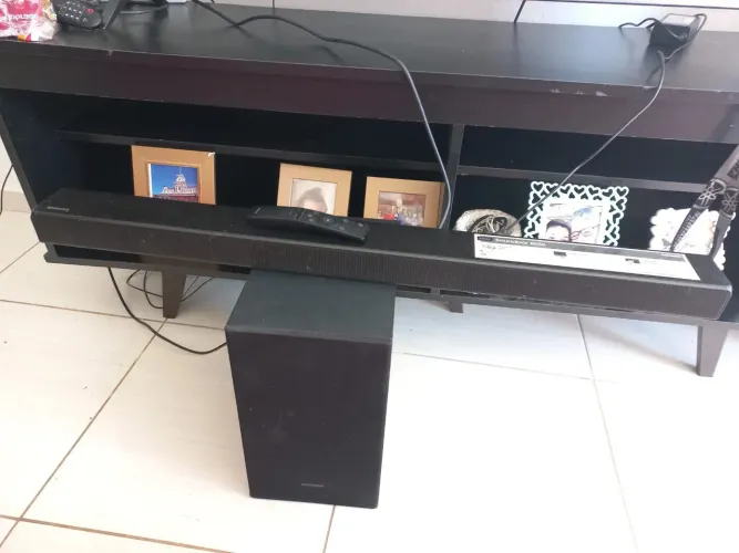 Soudbar Samsung usado pra ir logo , acompanha controle Samsung e uma caixa de som .