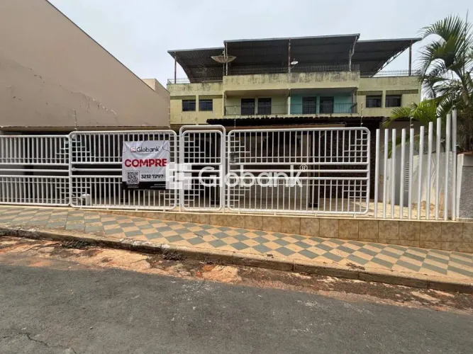 Casa com 3 quartos, sendo 1 suite; 1 vaga de garagem