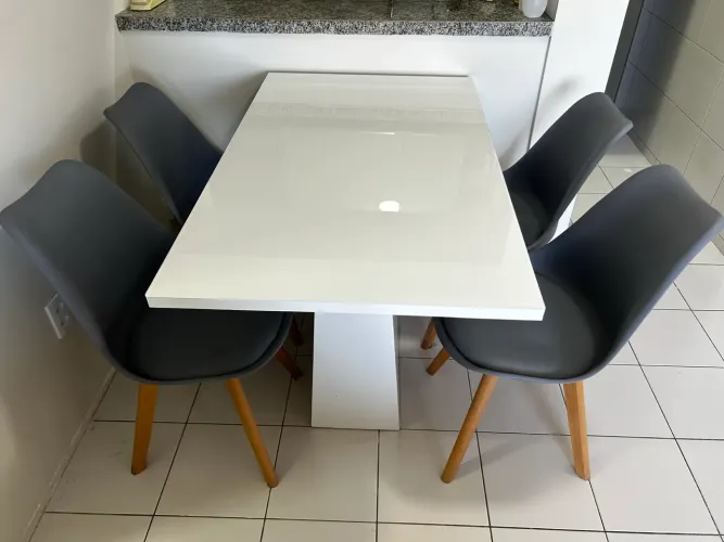 Mesa moderna com 4 cadeiras 