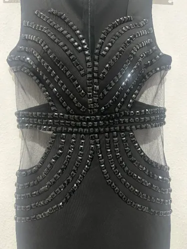 Vestido curto de festa com decote e pedrarias