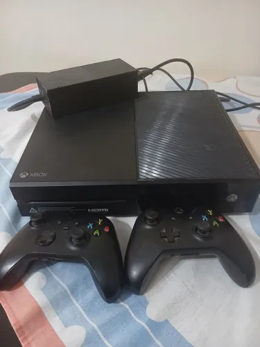 Xbox one com controles.