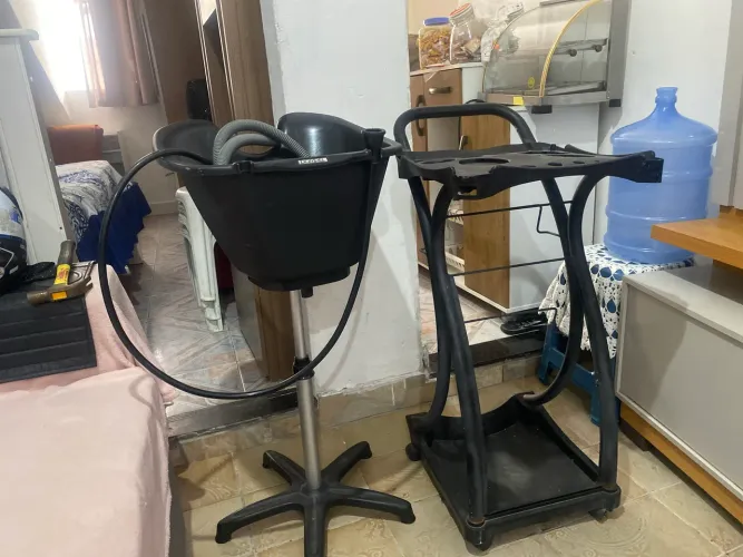 Lavatório e mesa de salão cabeceira