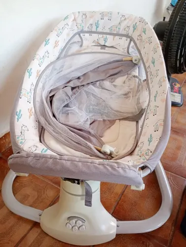 Cadeira de balanço automático para bebê com músicas.