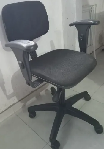 Cadeira secretária com braço.