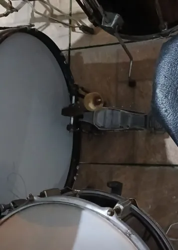 Bateria marca  NY 2 tons um surdo, segundo tom precisa de ums reparos, vai um prato 