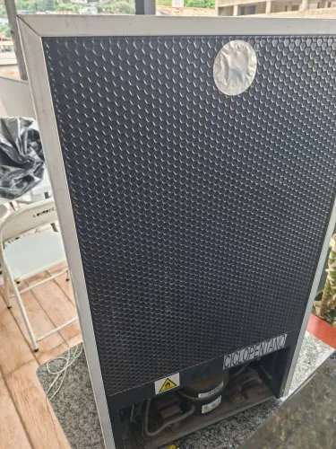 Vendo um frigobar mideia