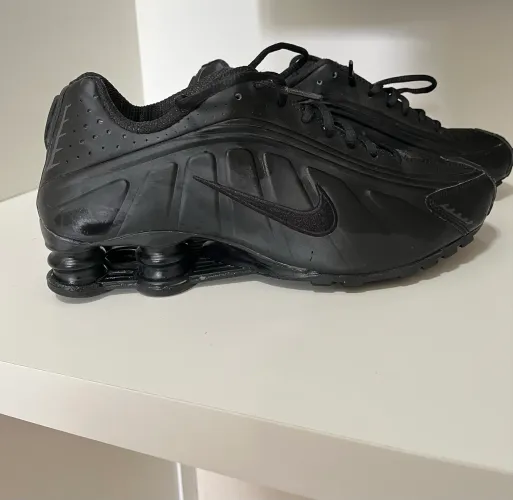 Nike shox R4 triple black