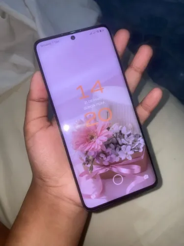 Vende um celular em perfeito estado de uso